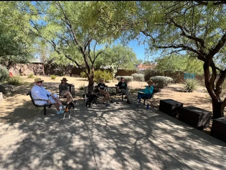 Vecinos sentados juntos en bancas a la sombra en el Pocket Park de Miramonte